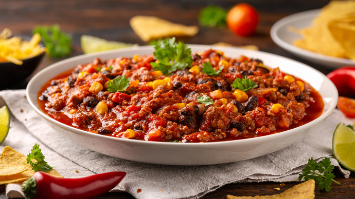 Platiaid o tsili con carne gyda garnais gwyrdd