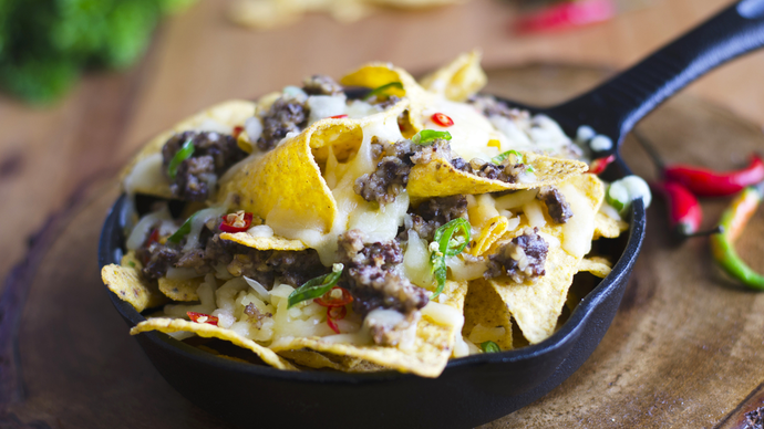 Nachos crimp gyda hagis, caws tawdd, a sleisys o bupur