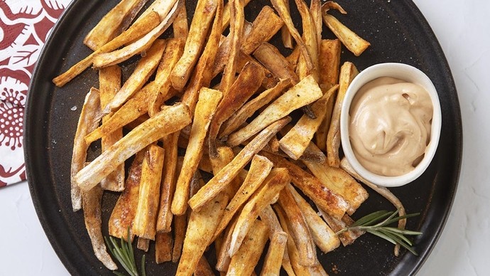 Airfryer Parsnip Chips with Smoked Paprika, BBQ Mayo Dip