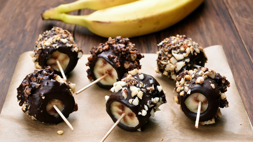 Darnau banana wedi’u gorchuddio â siocled wedi caledu
