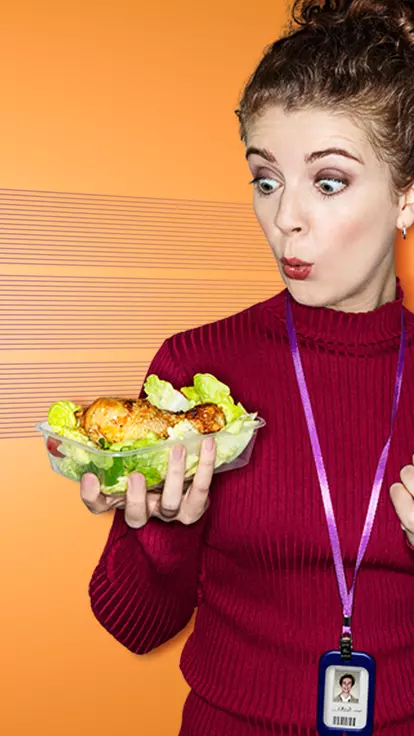 Person yn edrych ar bwlen o salad cyw iâr